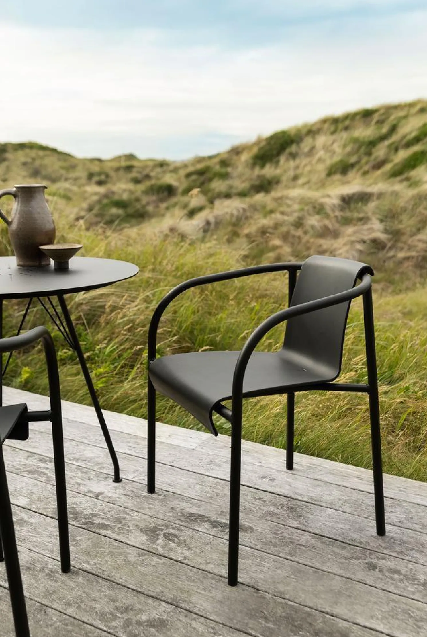 HOUE Nami Outdoor Stuhl mit Armlehne schwarz