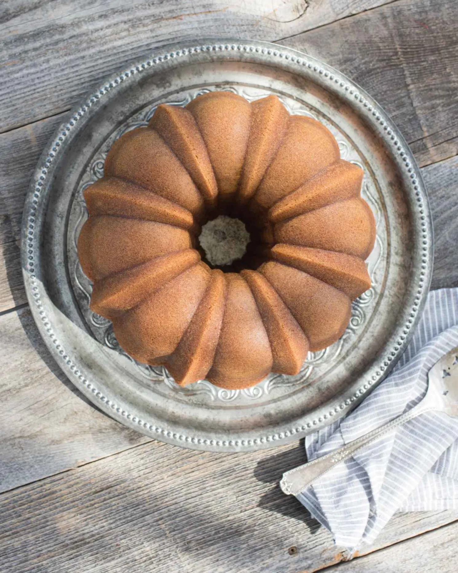 Nordic Ware Backform Anniversary Bundt Pan 2,4 - 3,5 Liter