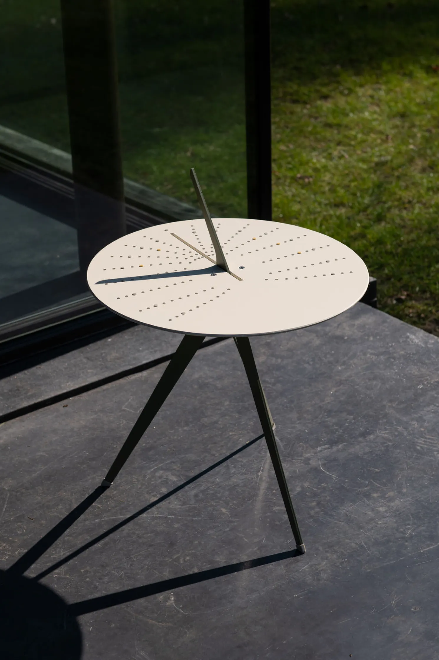 Weltevree Sundial Table - Sonnenuhr und Tisch Schilfgrün RAL 7032