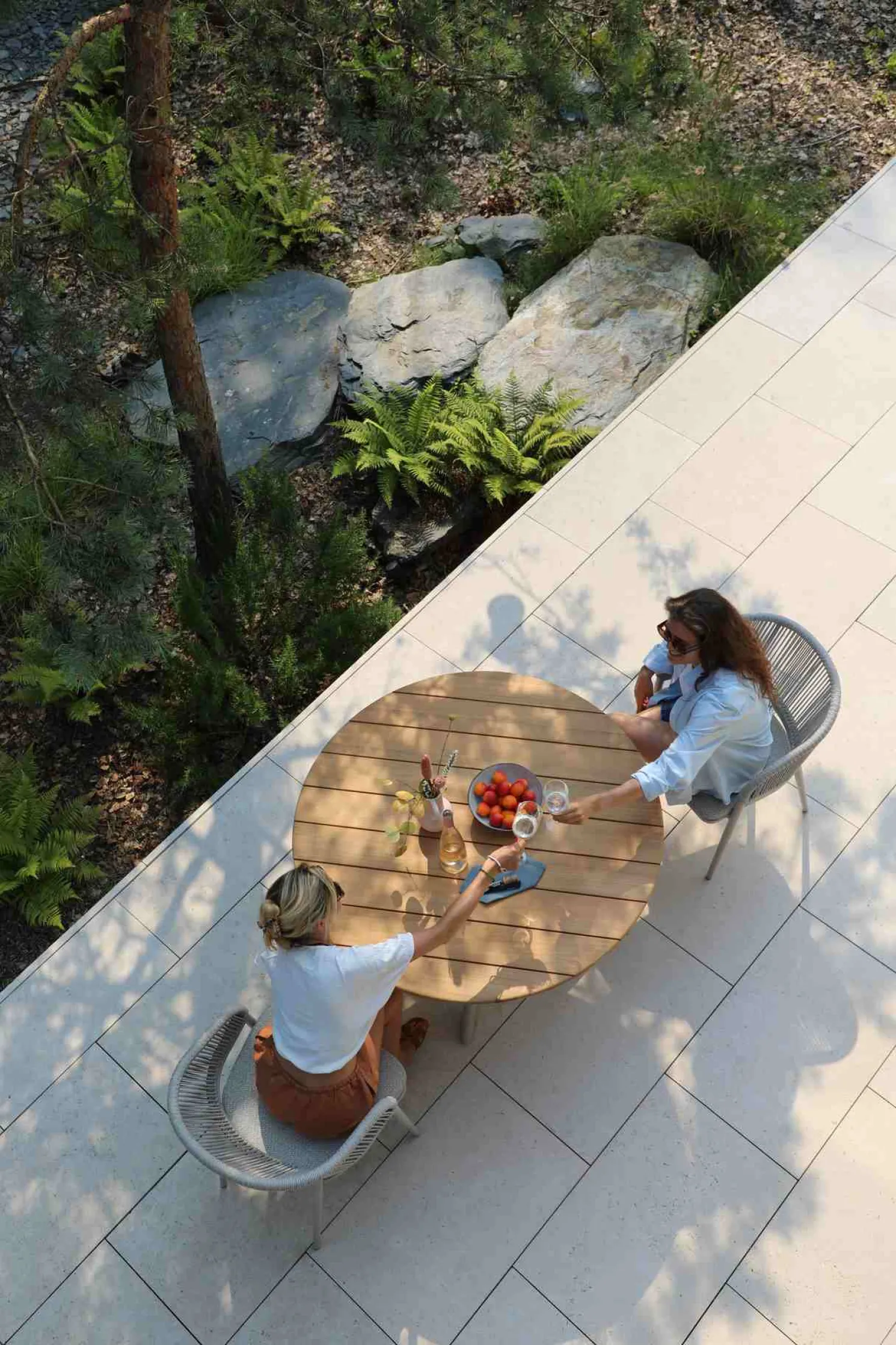 4-M Design XX Runder Esstisch mit Teak Oberfläche Outdoor Kohle