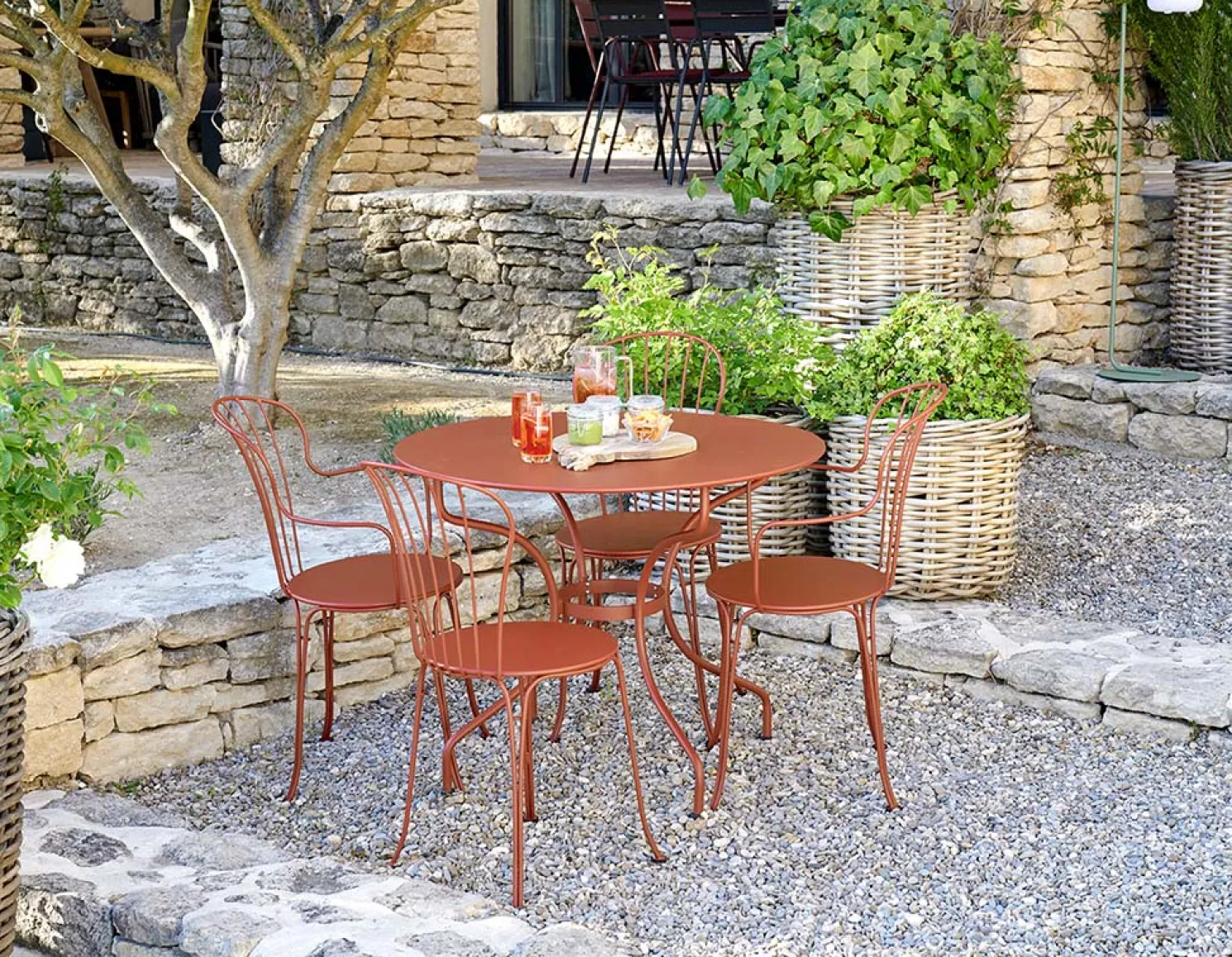 Fermob Opéra+ Outdoor-Tisch rund Ø117 cm Honig