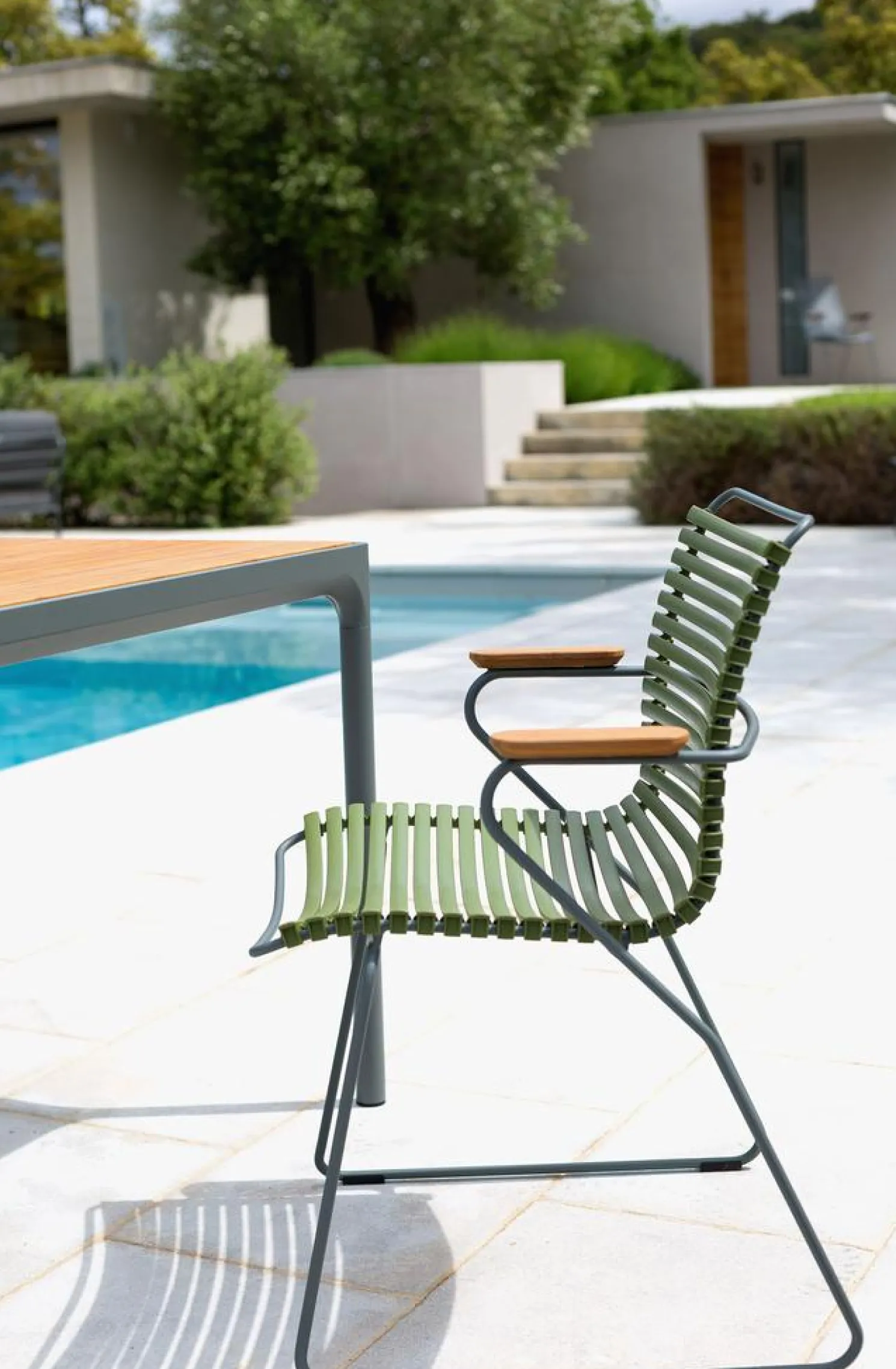 HOUE Click Gartenstuhl mit Armlehne olivgrün