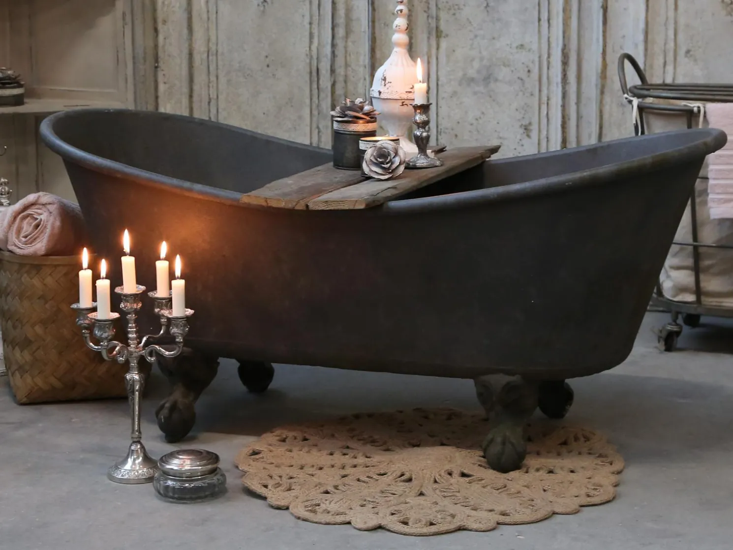 Chic Antique Französische Badewanne mit Löwenfuß