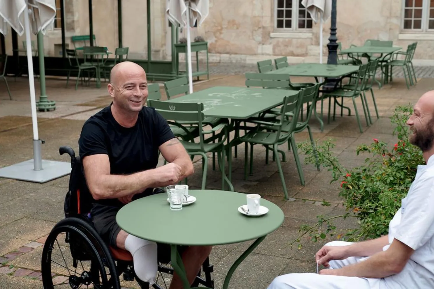 Fermob Opéra+ Cafe-Tisch Ø67 cm Lakritze