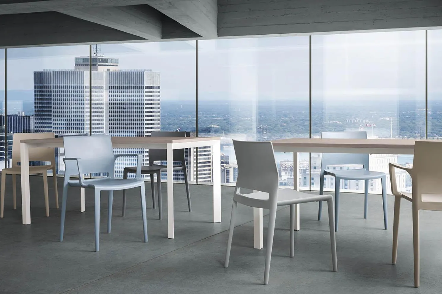 Gaber Bequemer Stapelstuhl mit Armlehne Bakhita B salbeigrün