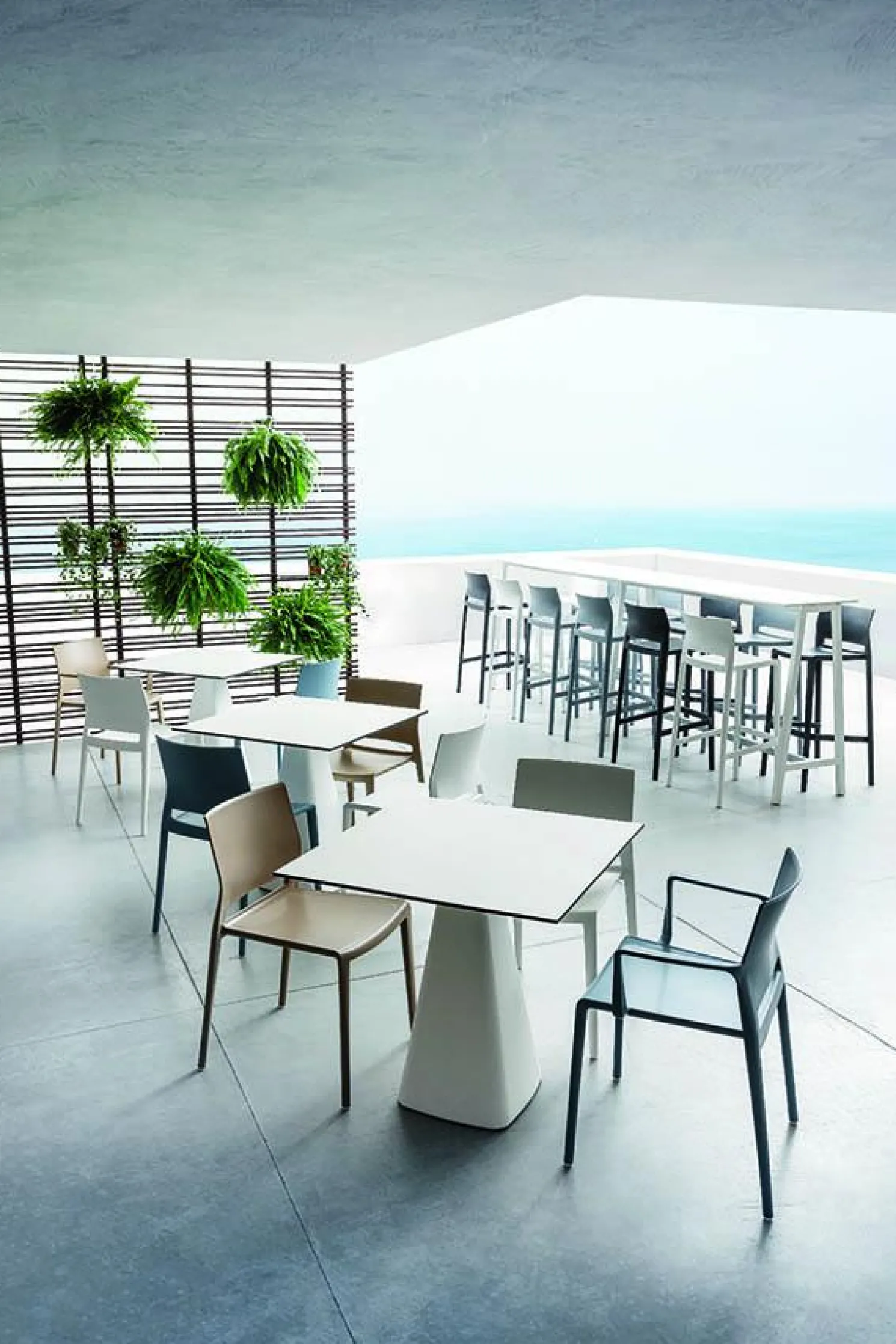 Gaber Bequemer Stapelstuhl mit Armlehne Bakhita B salbeigrün