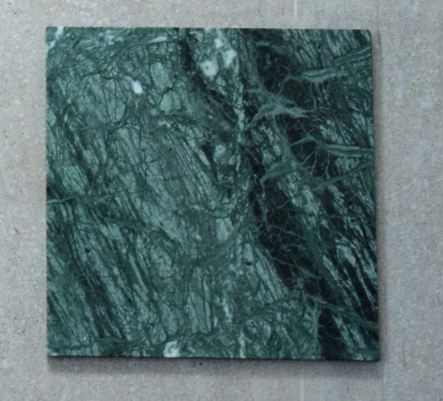 Jan Kurtz Beistelltisch Pino Marmor Säulenform Gestell lunasilber Platte guatemala