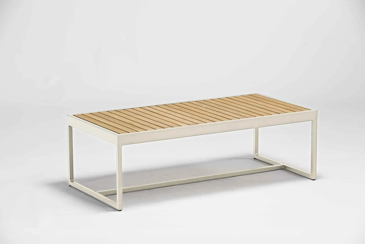 4-M Design Nest flacher Outdoor Beistelltisch aus Teak Oberfläche Mokka