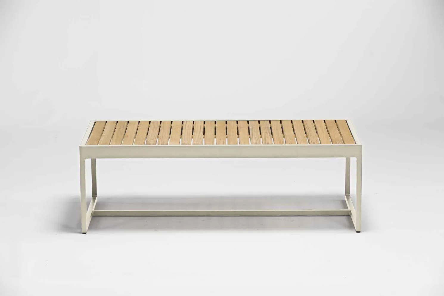 4-M Design Nest flacher Outdoor Beistelltisch aus Teak Oberfläche Mokka