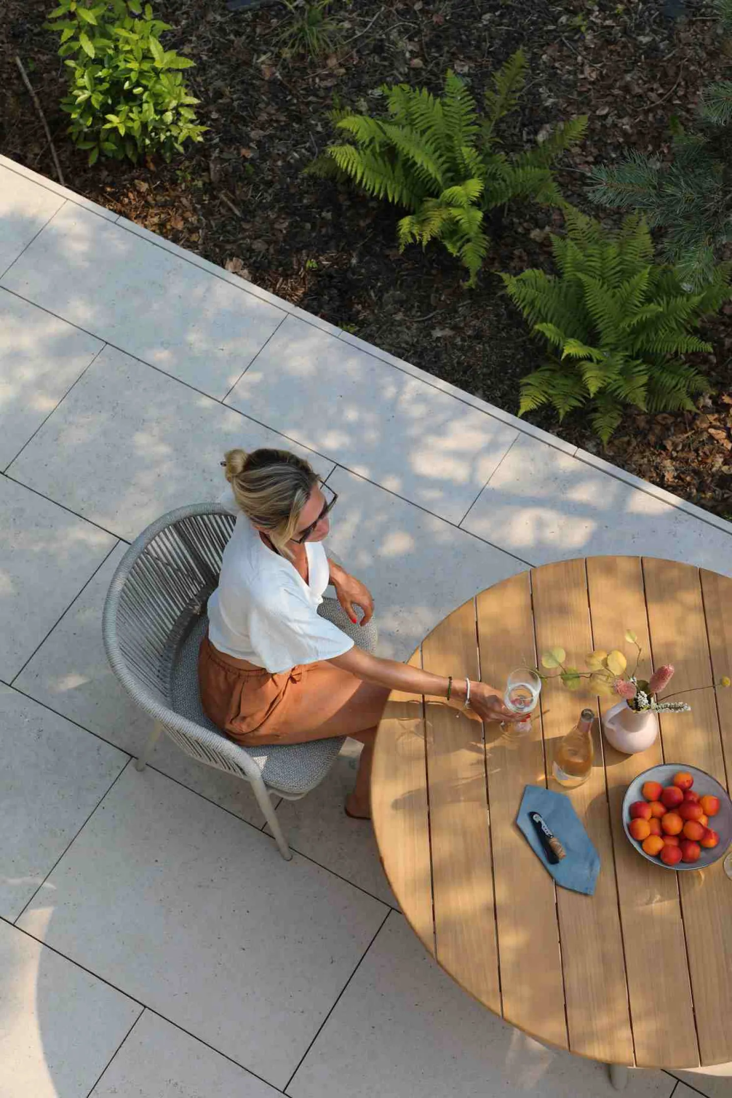 4-M Design XX Runder Esstisch mit Teak Oberfläche Outdoor Kohle