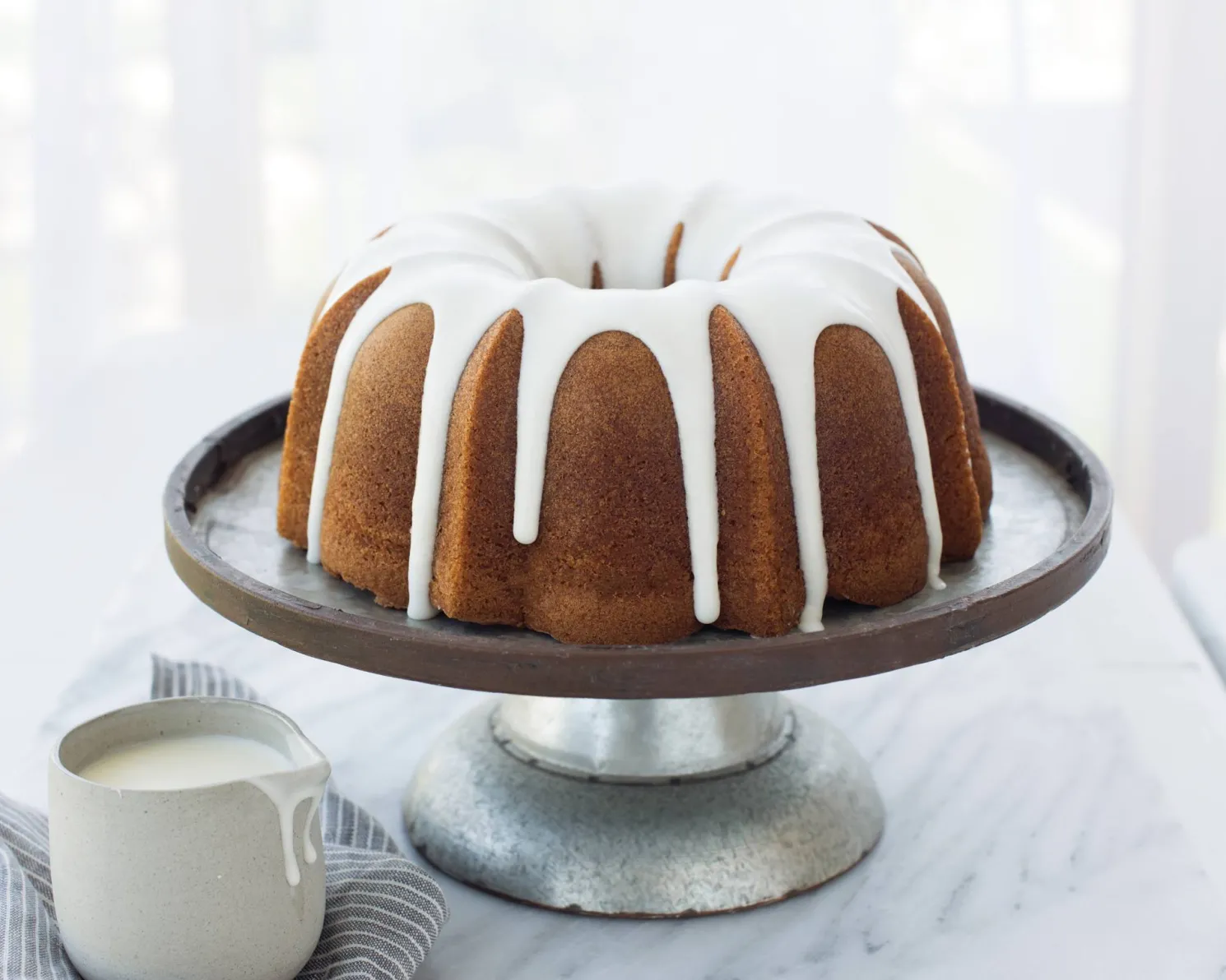 Nordic Ware Backform Anniversary Bundt Pan 2,4 - 3,5 Liter