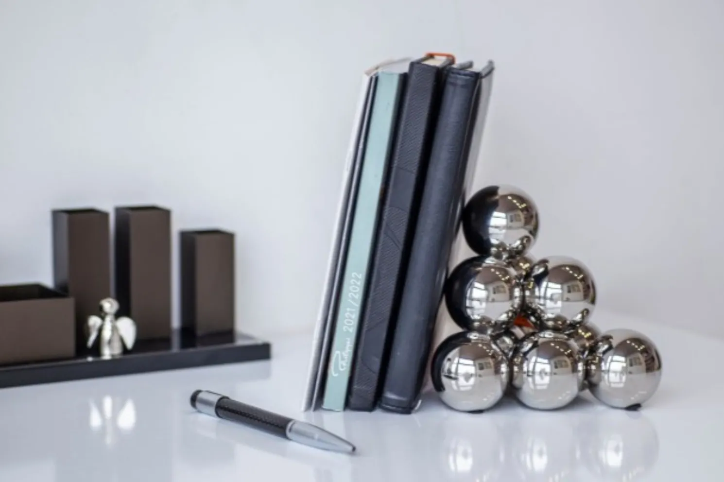 Philippi Bubbles Buchstütze aus 10 silbernen Kugeln