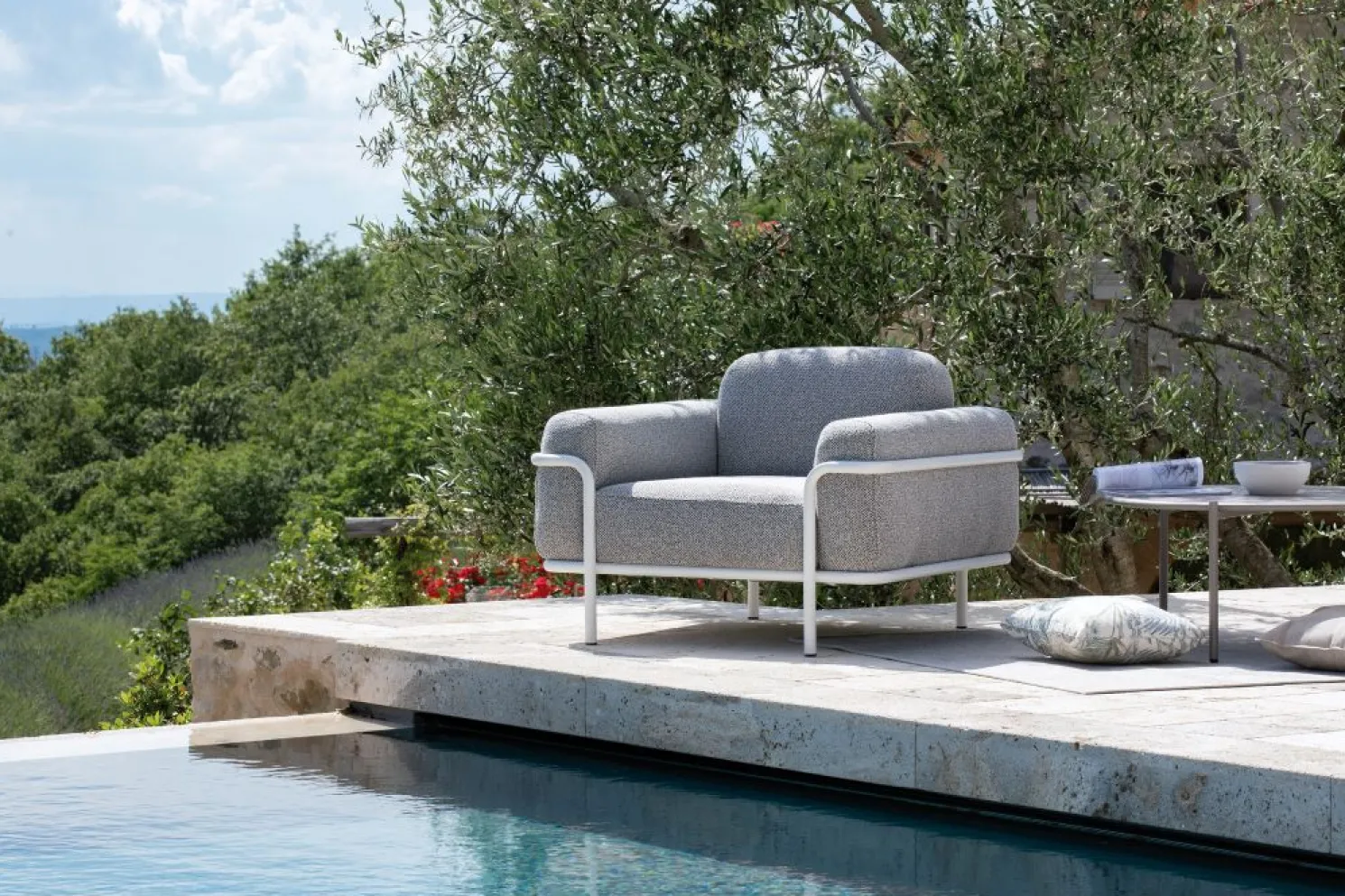 vermobil Hug bequemer Outdoorsessel - Lounge-Möbel Weiß-Braun, Dunkelgrau