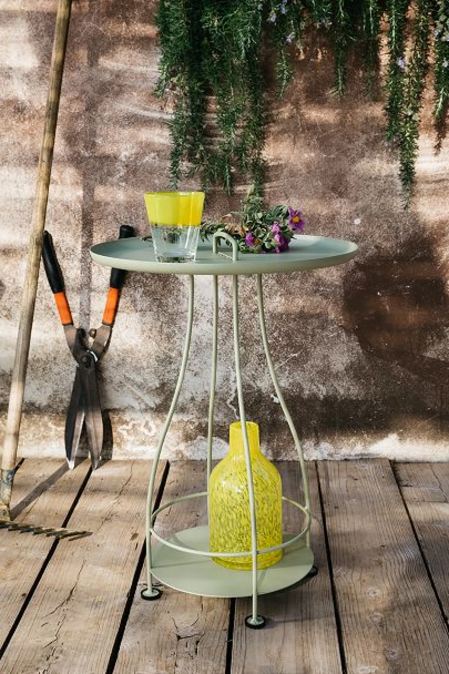 Fermob Happy Hours Beistelltisch Mohnrot