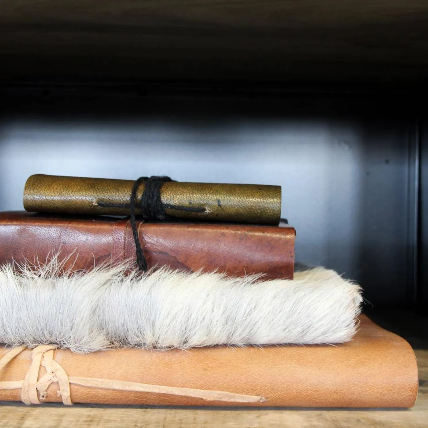 Raw Materials Buch mit Felleinband M