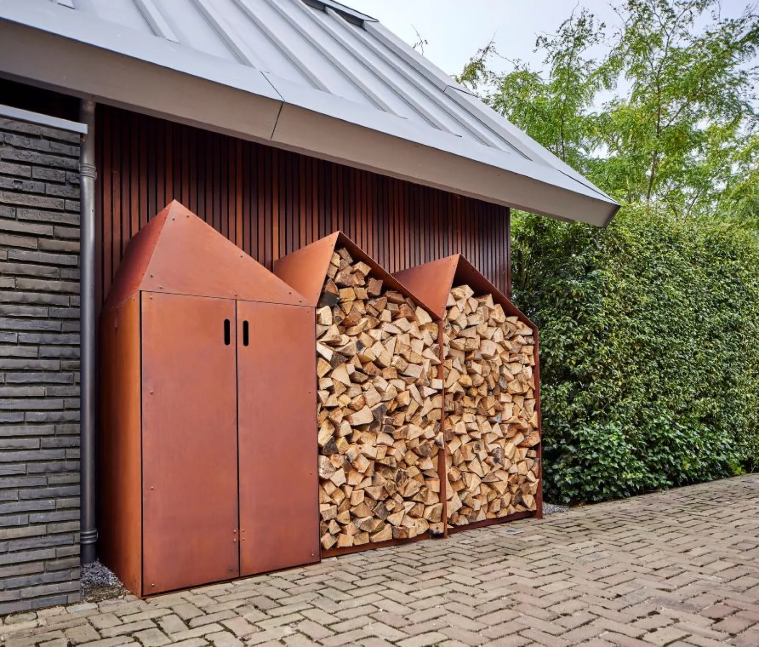 RB73 Holzlager Sheddak aus Cortenstahl 3 offene Häuser