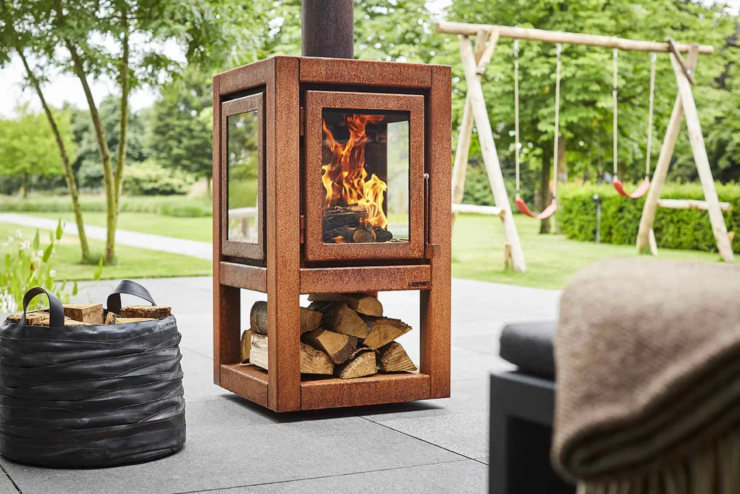 RB73 Quaruba Terrassenkamin Corten-Stahl Ohne Rollen L 1 Seite Glas