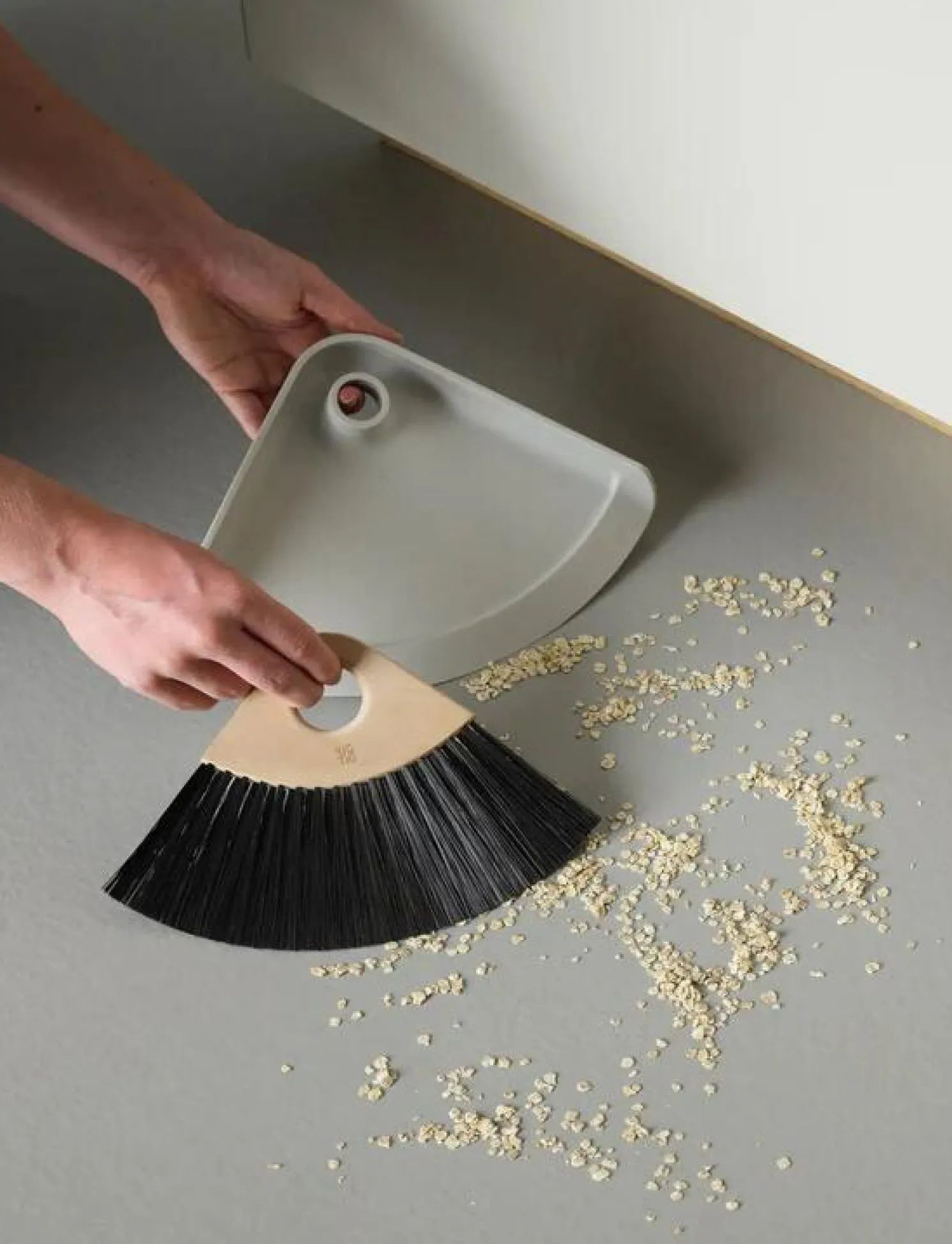 RIG-TIG by Stelton Sweep-it Kehrschaufel & Handfeger light grey