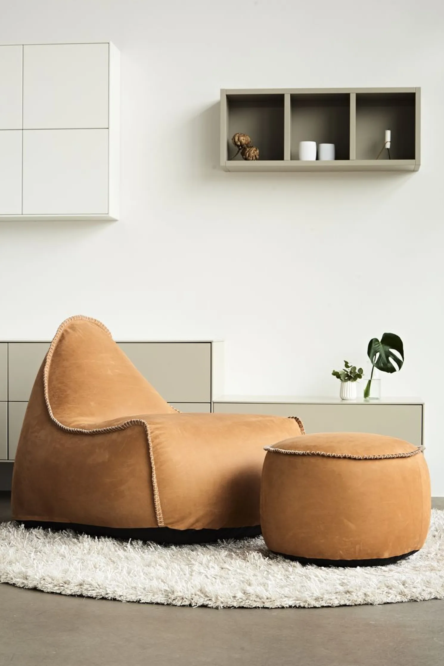 SACKit RETROit Dunes Sitzsack Sparset – Sessel mit Hocker aus Naturleder Camel