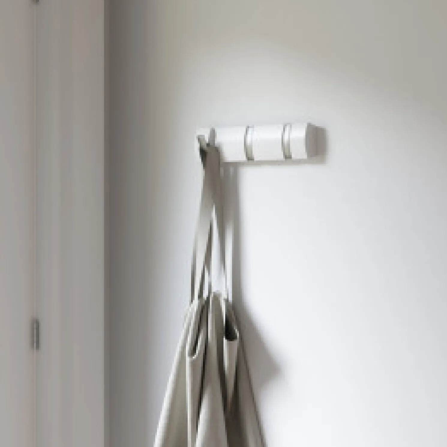 Umbra FLIP Garderobenleiste mit ausklappbare Haken 3 Weiß/Silber