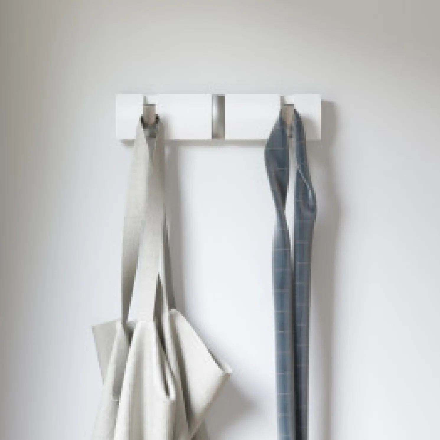 Umbra FLIP Garderobenleiste mit ausklappbare Haken 3 Weiß/Silber