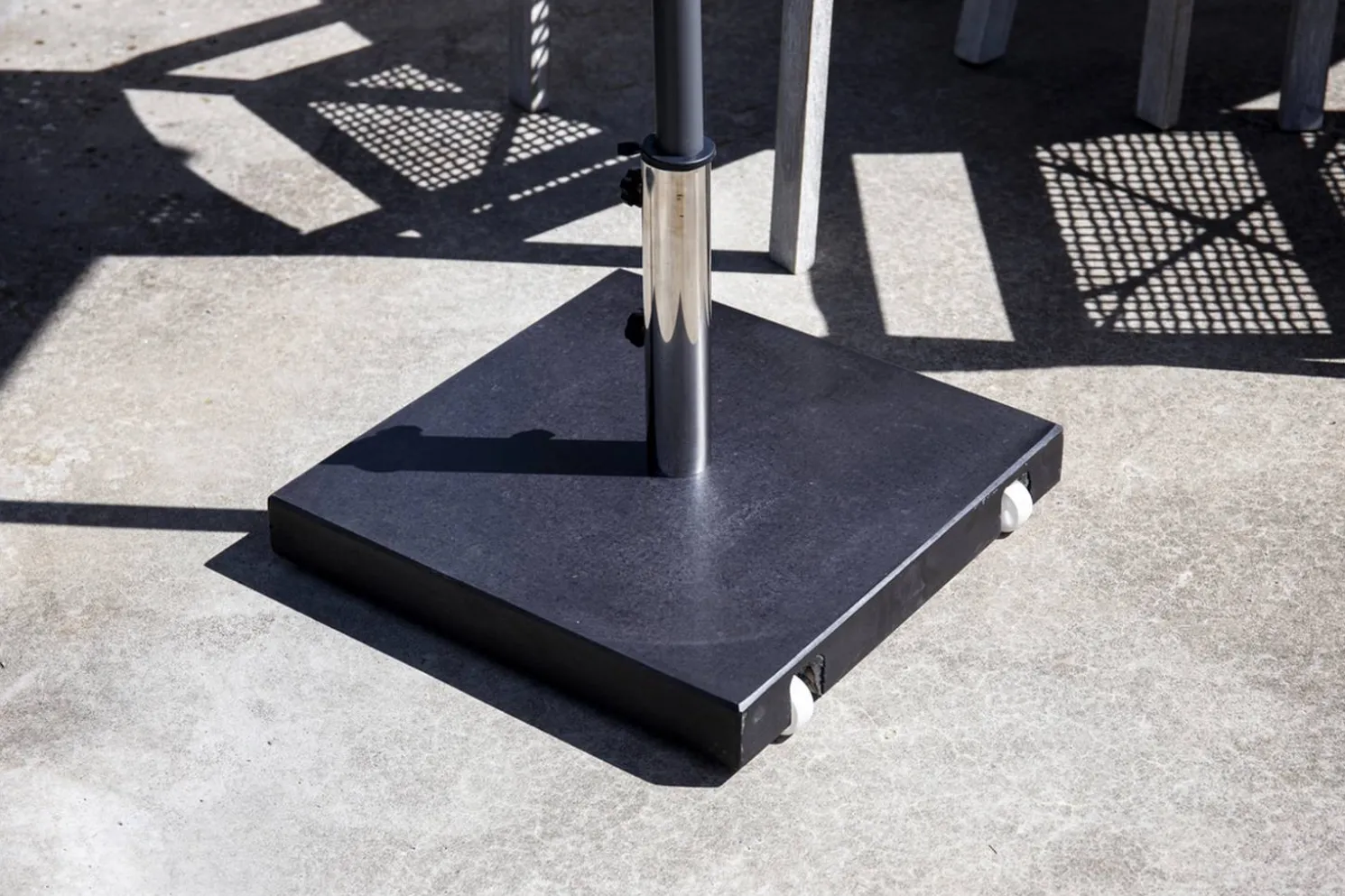 Venture Design Stathera Sonnenschirmstein mit Rädern
