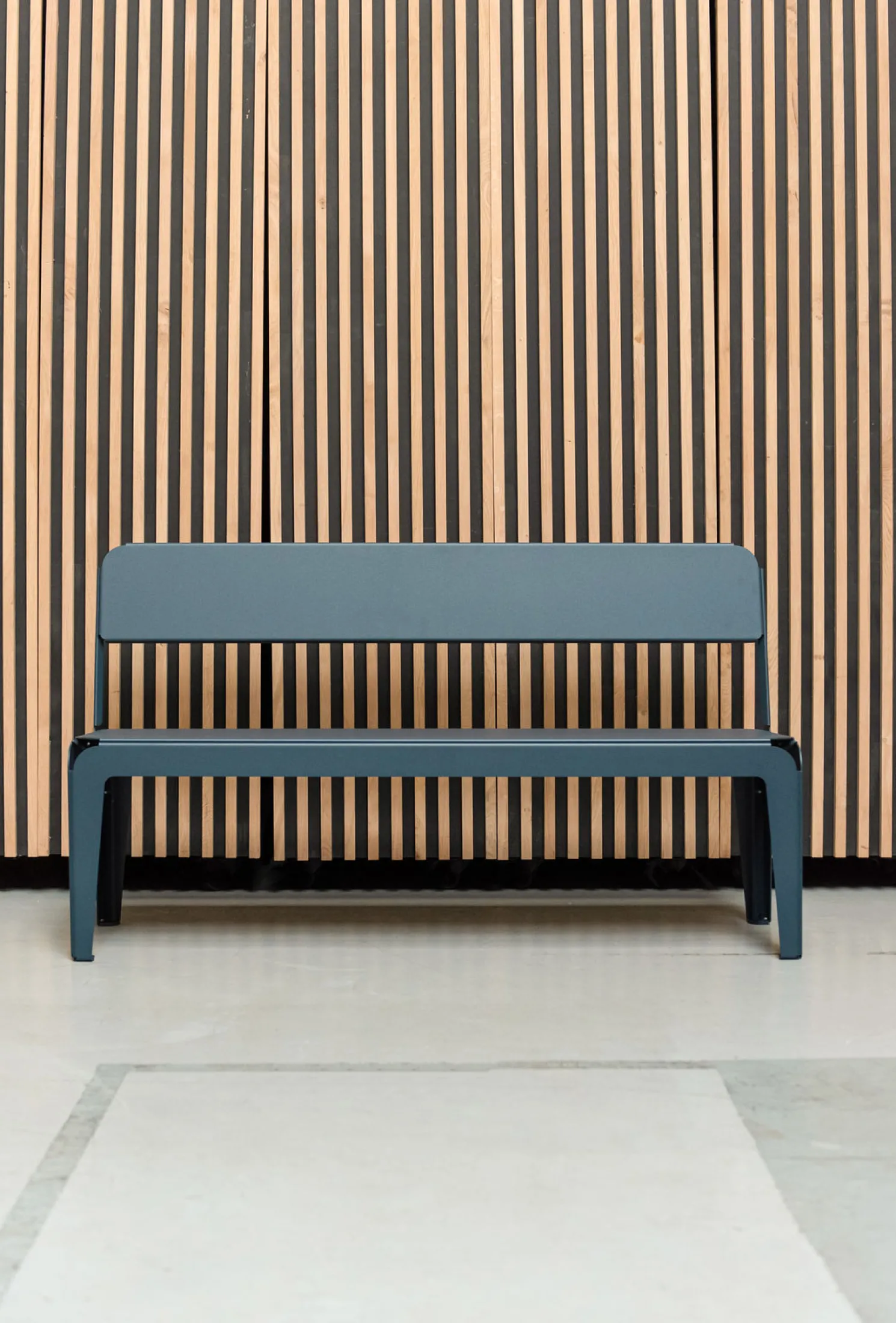 Weltevree Bended Bench / Outdoor Bank mit Rückenlehne grau/blau