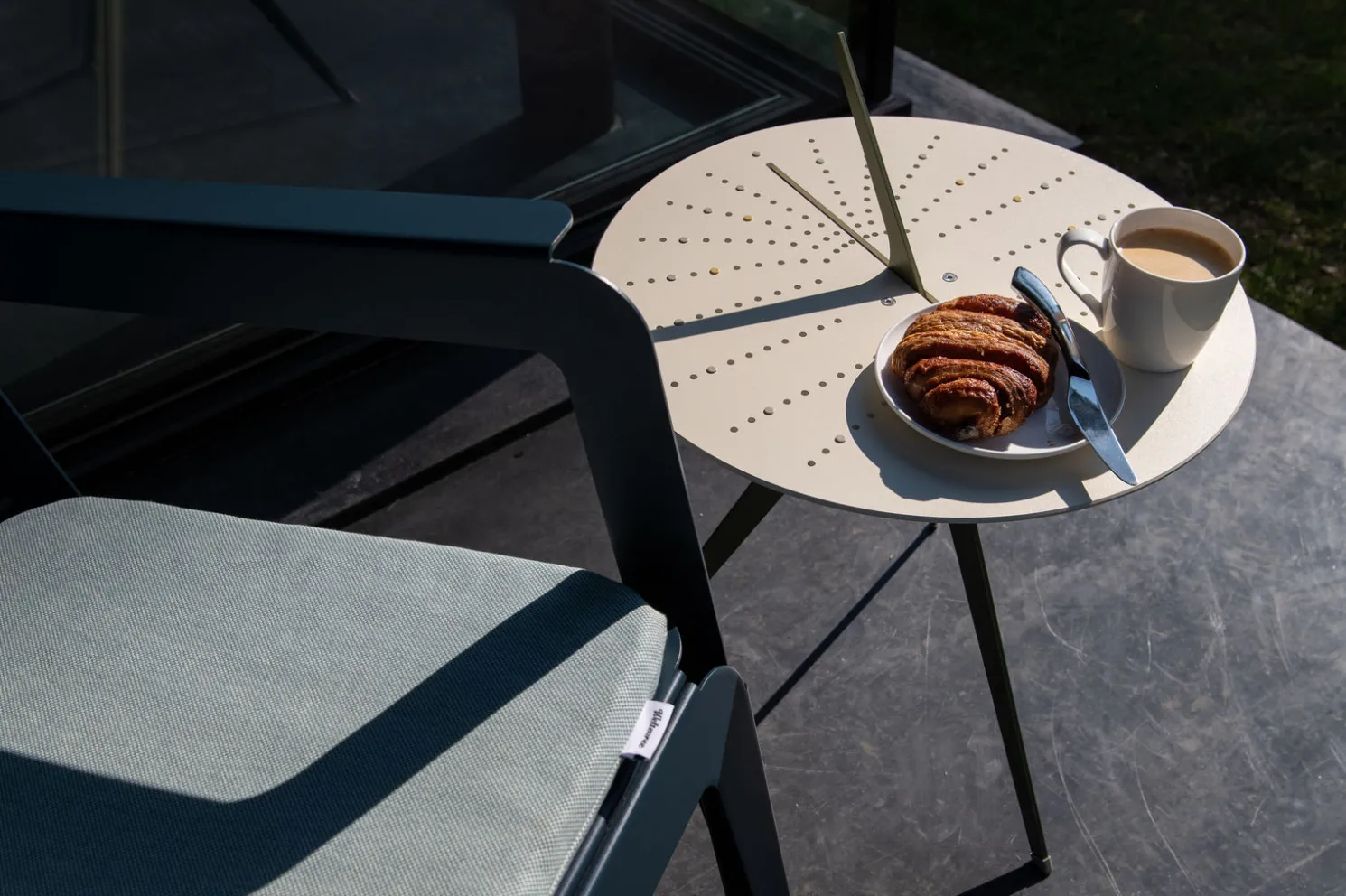 Weltevree Sundial Table - Sonnenuhr und Tisch Schilfgrün RAL 7032