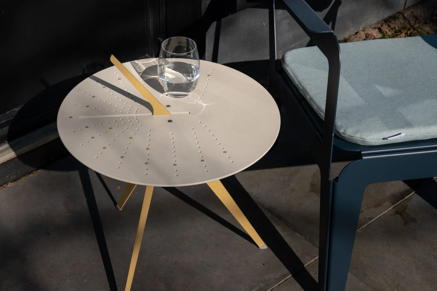 Weltevree Sundial Table - Sonnenuhr und Tisch Schilfgrün RAL 7032