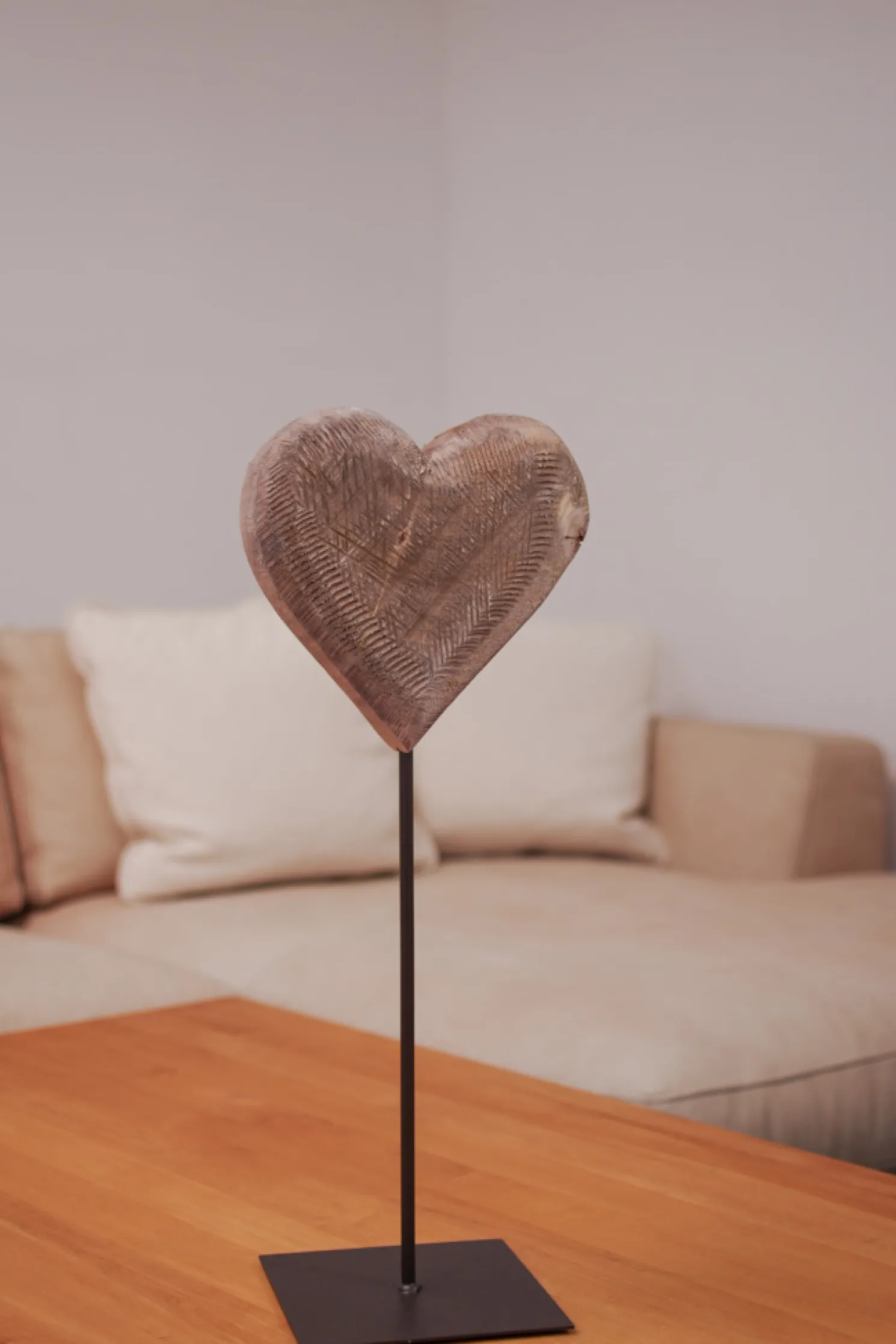 WMG Holzherz grau auf Eisenständer, Höhe 50 cm